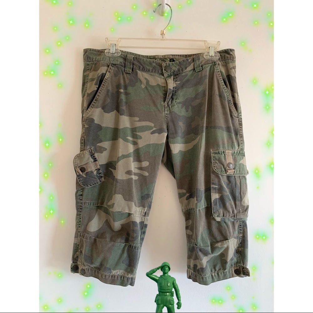 Camouflage army green capris